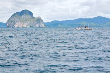  Tekne ve Pasifik Okyanusu görünümünden