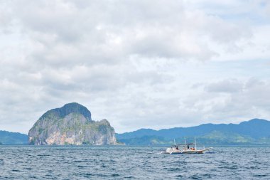  Tekne ve Pasifik Okyanusu görünümünden
