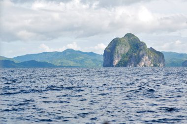  Tekne ve Pasifik Okyanusu görünümünden