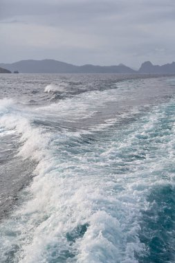   Tekne ve Pasifik Okyanusu görünümünden   