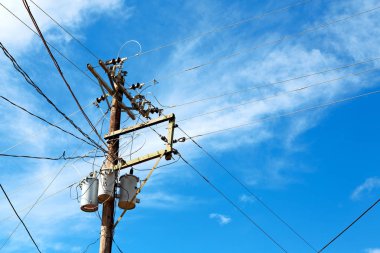 trafo ve tel bulutlu gökyüzü ile bir elektrik direği