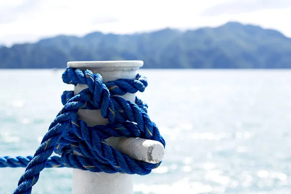 Une corde dans le yacht accessoire bateau — Photo