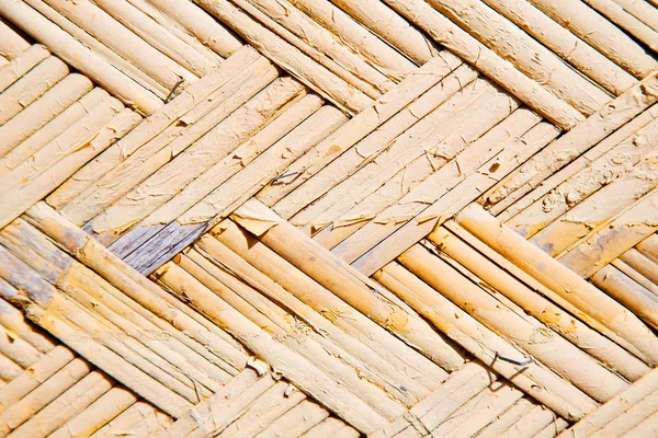 Een muur te bouwen op rieten bamboe — Stockfoto