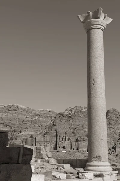 La vista de los monumentos desde las ruinas de la iglesia —  Fotos de Stock