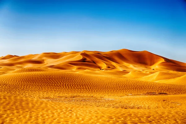 Em oman velho deserto esfregar al khali o quarto vazio e ao ar livre — Fotografia de Stock