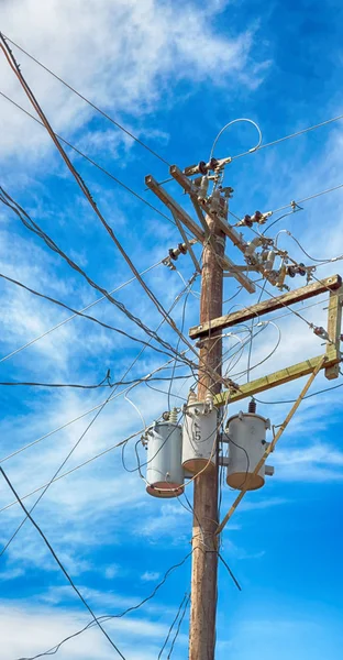 Filipinler Bir Elektrik Direği Transformatör Ile Bulanıklık Bulutlu Gökyüzü Tel — Stok fotoğraf