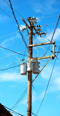trafo ve tel bulutlu gökyüzü ile bir elektrik direği