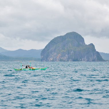  Tekne ve Pasifik Okyanusu görünümünden