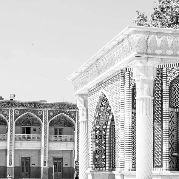 在伊朗的老清真寺和传统墙瓷砖切口附近尖塔 — 图库照片