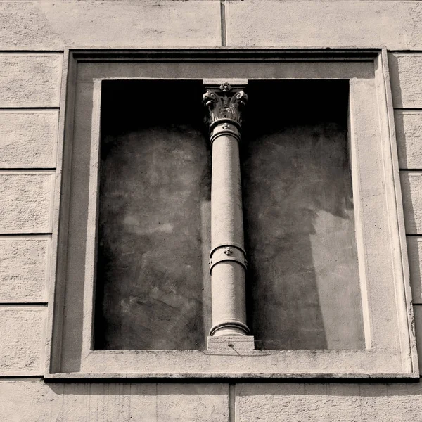 Talya Antik Tarihi Ortaçağ Dekorasyon Duvar Penceresinde — Stok fotoğraf