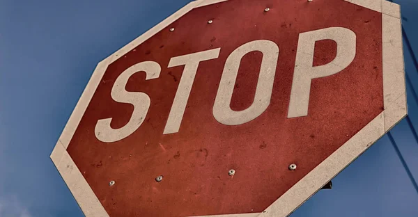 V signál stop a obloha — Stock fotografie