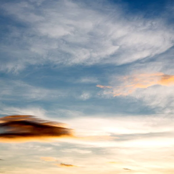 In filippini nube astratta e tramonto — Foto Stock