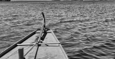 bir tekne ise ada tepeden bakış