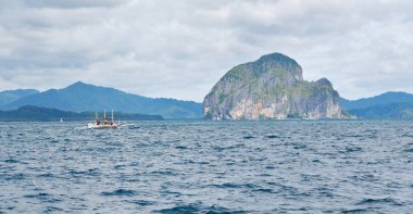  Tekne ve Pasifik Okyanusu görünümünden