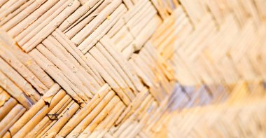 bir duvar inşa üzerinde hasır bambu