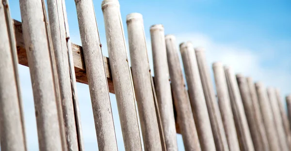 自然な塀の曇り空多く竹の棒で — ストック写真