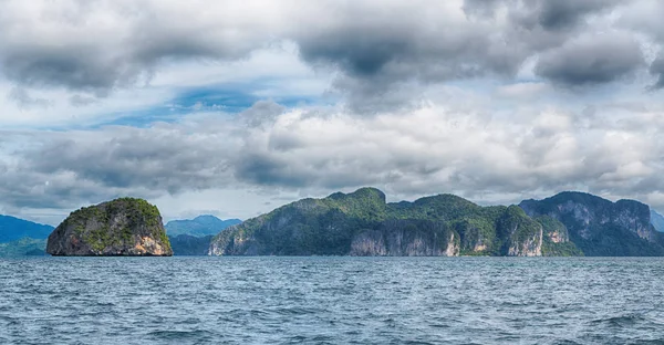  Tekne ve Pasifik Okyanusu görünümünden