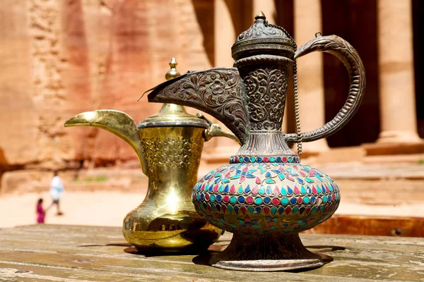 bir masaya izole geleneksel kahve kabı