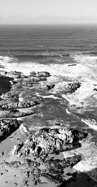 Güney Afrika 'da gökyüzü bulanık okyanus tsitsikamma doğa ve kayaları saklar