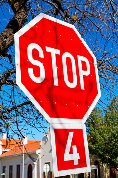 Im Stoppsignal und am Himmel — Stockfoto