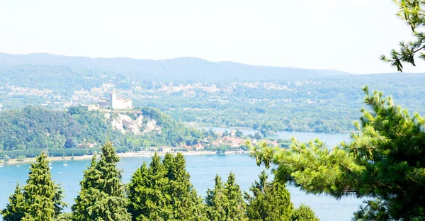 En italia paisaje panorama de lago y montaña —  Fotos de Stock