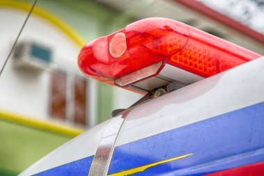    bir ambulans beyaz gökyüzünde bir ışık