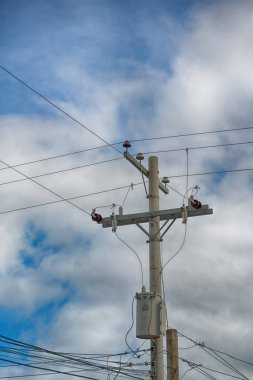 trafo ve tel bulutlu gökyüzü ile bir elektrik direği