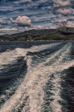   Tekne ve Pasifik Okyanusu görünümünden   