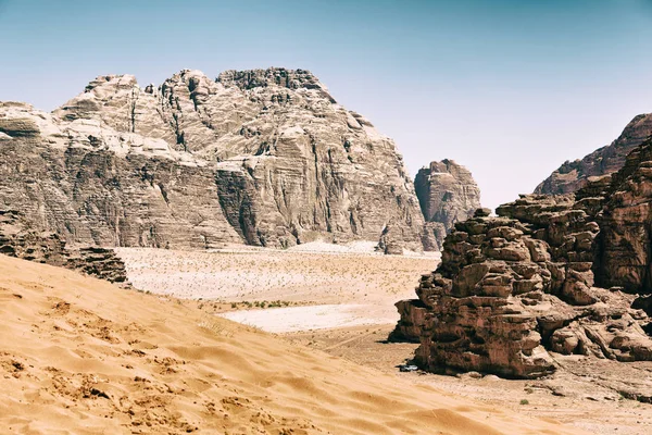 En la arena del desierto y destino de aventura de montaña — Foto de Stock