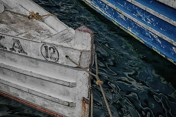 Vieja proa sucia de un barco en el puerto como abstracto —  Fotos de Stock