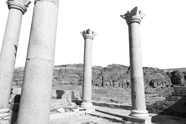 La vista de los monumentos desde las ruinas de la iglesia — Foto de Stock