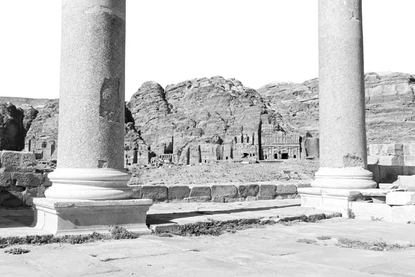 Der Blick auf die Denkmäler aus den Ruinen der Kirche — Stockfoto