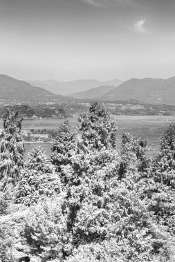 İtalya manzara Panoraması göl ve dağ içinde 