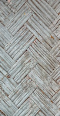 bir duvar inşa üzerinde hasır bambu