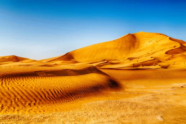 Em oman velho deserto esfregar al khali o quarto vazio e ao ar livre — Fotografia de Stock