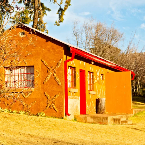 В деревне на улице Лесото рядом с горой — стоковое фото