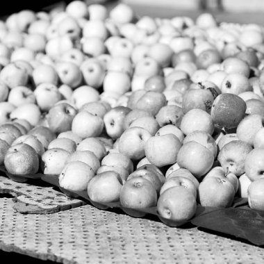 Kırmızı ve sarı elma doğal ışık Pazar