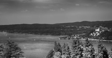 İtalya manzara Panoraması göl ve dağ içinde 