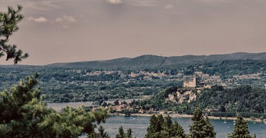 İtalya manzara Panoraması göl ve dağ içinde 