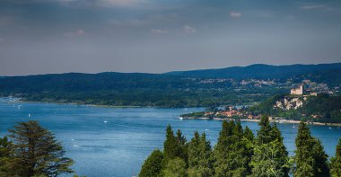 İtalya manzara Panoraması göl ve dağ içinde 