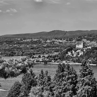 İtalya manzara Panoraması göl ve dağ içinde 