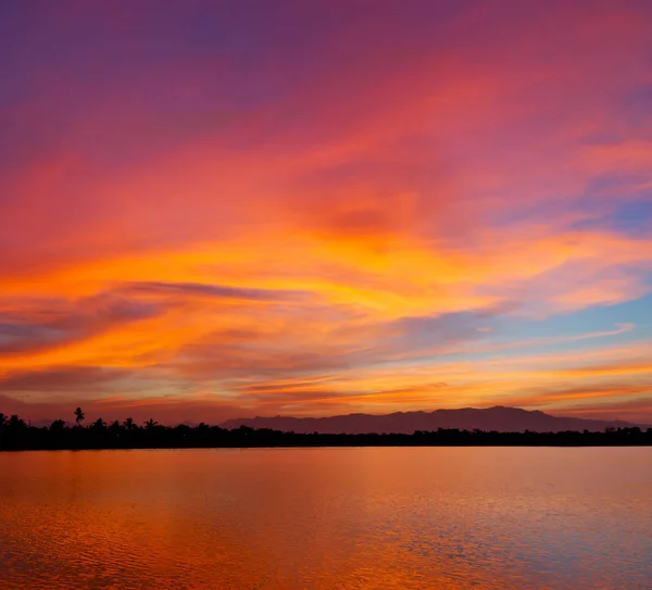 Vista desde el agua del amanecer llena de colores —  Fotos de Stock
