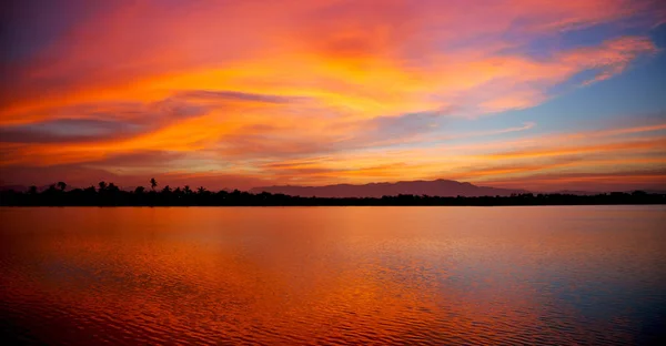 Vista desde el agua del amanecer llena de colores —  Fotos de Stock