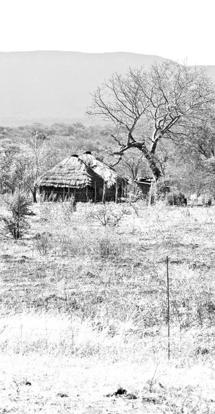 Em lesotho aldeia de rua perto do pátio — Fotografia de Stock