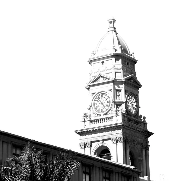 W RPA starego kościoła w centrum miasta — Zdjęcie stockowe
