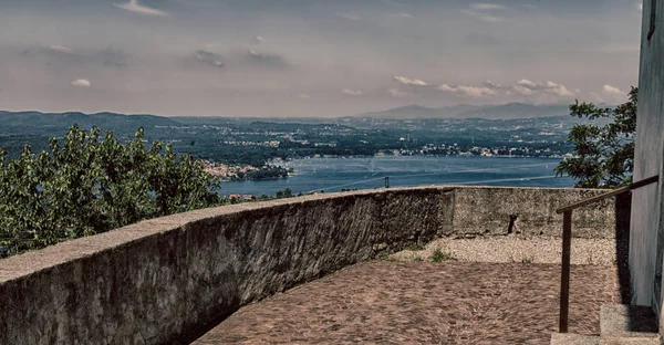 В Италии пейзажная панорама озера и горы — стоковое фото