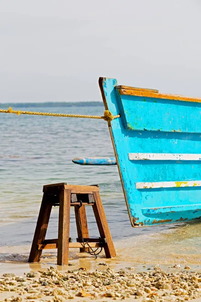 Vieille proue sale d'un bateau dans le port comme abstrait — Photo