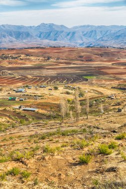 lesotho malealea sokak Köyü yakınındaki dağ ve coultivation alan bulanıklık