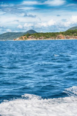   Tekne ve Pasifik Okyanusu görünümünden   