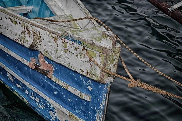 Velho proa suja de um barco no porto como resumo — Fotografia de Stock